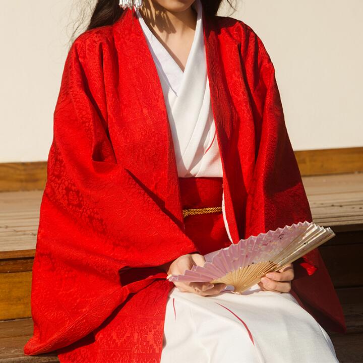 伝統的な日本の女性の着物コート,長い赤いジャカードジャケット - Traditional Winter Japanese Clothing のレビューと価格